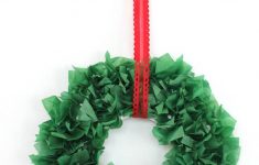 Paper Wreath Craft Christmas Kids Craft Tissue Paper Wreath paper wreath craft|getfuncraft.com